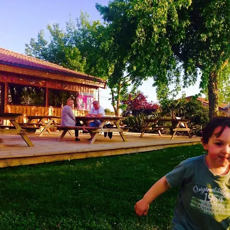 Aux Couleurs Du Ferret مكان تخييم